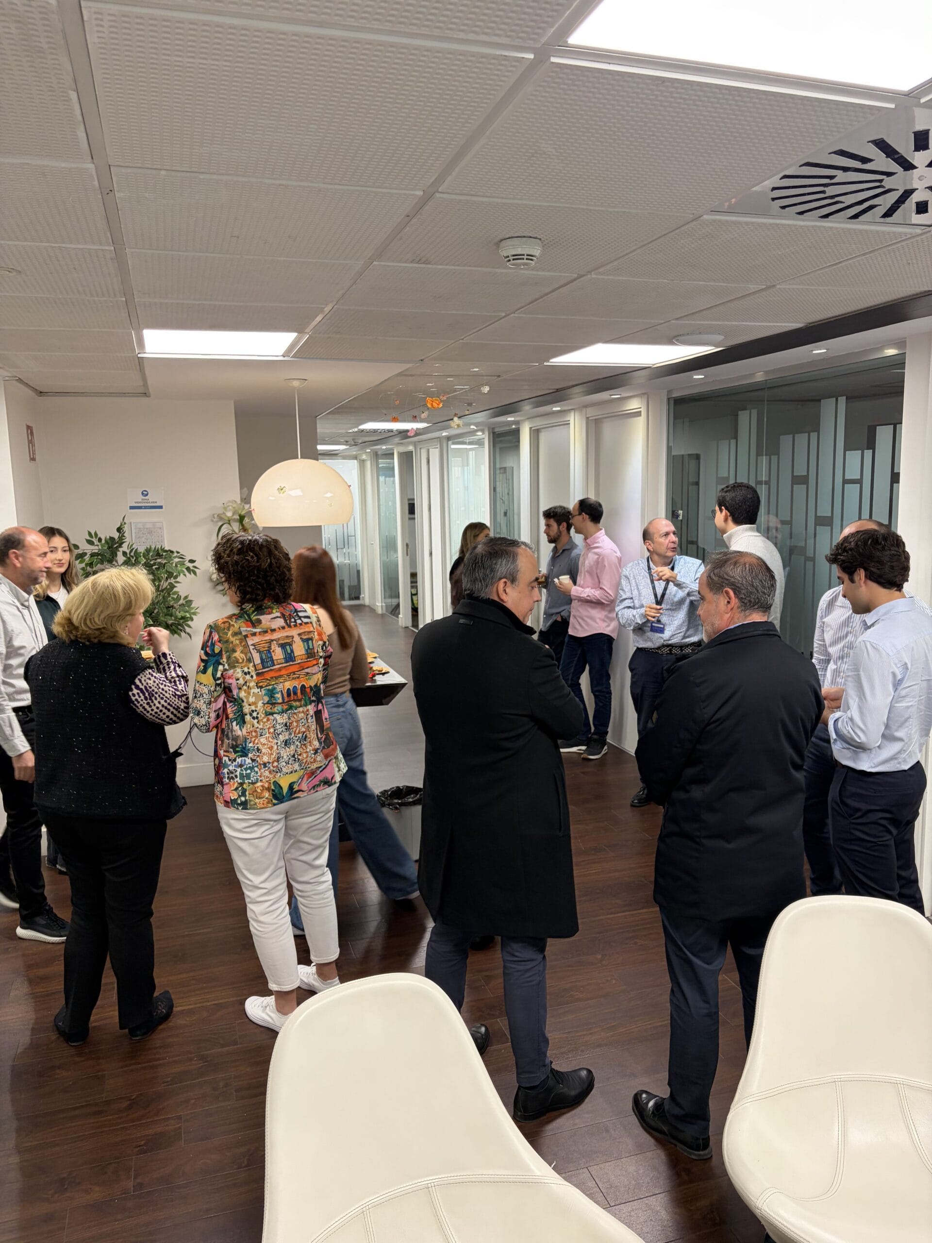 Cómo conectar con perfiles corporativos consolidados si eres un freelance empezando en un espacio de coworking