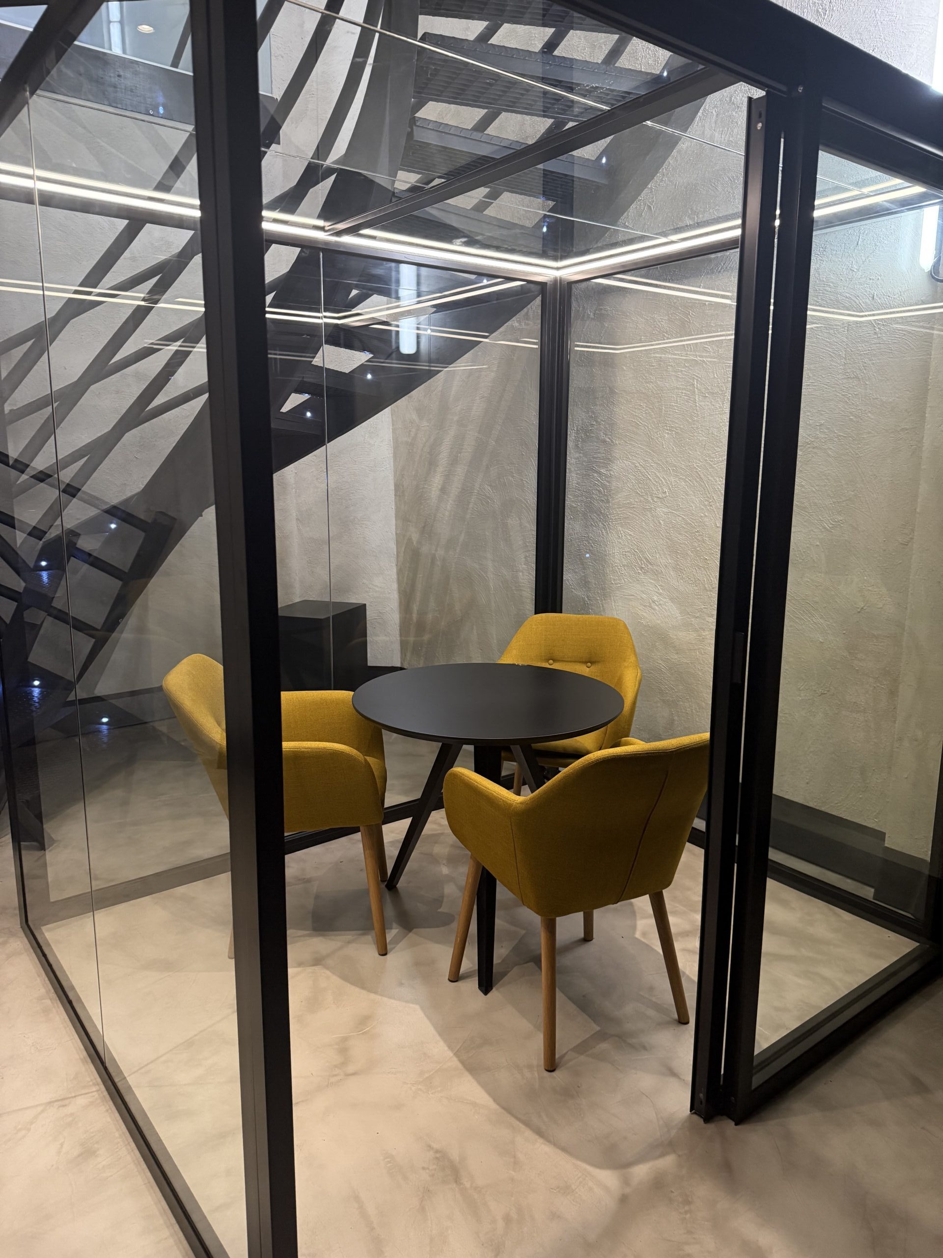 ¿Existen coworkings cerca del centro de Madrid con salas de reuniones?