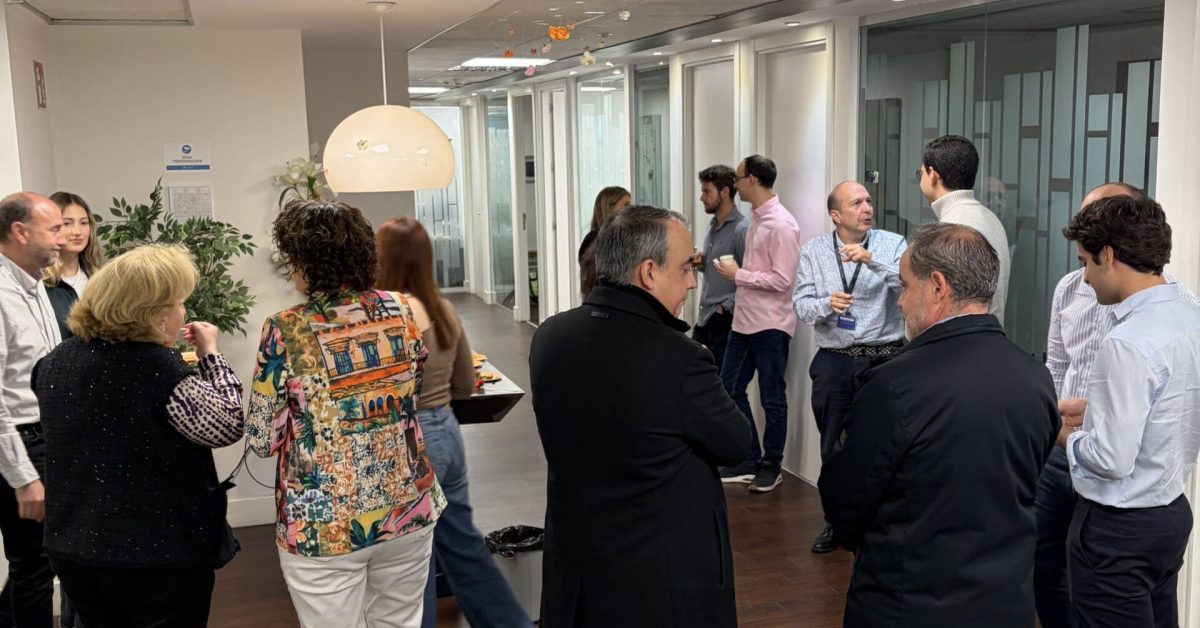 Cómo conectar con perfiles corporativos consolidados si eres un freelance empezando en un espacio de coworking