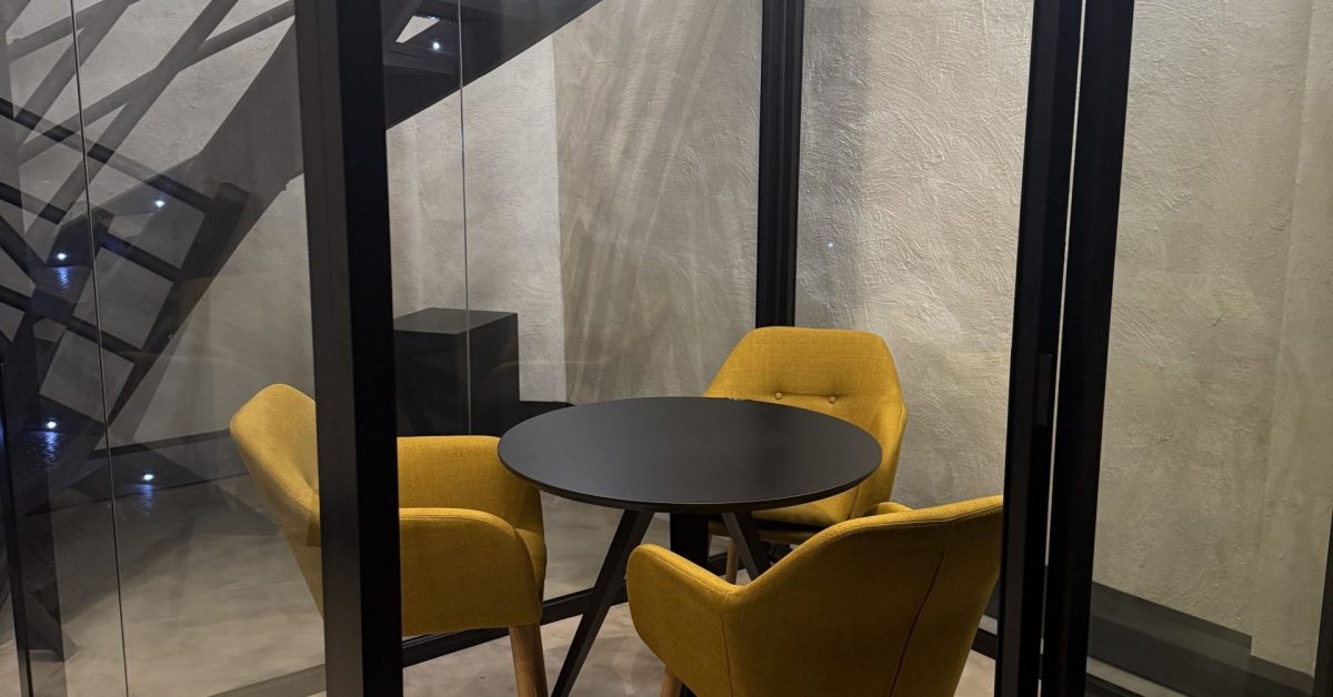 ¿Existen coworkings cerca del centro de Madrid con salas de reuniones?