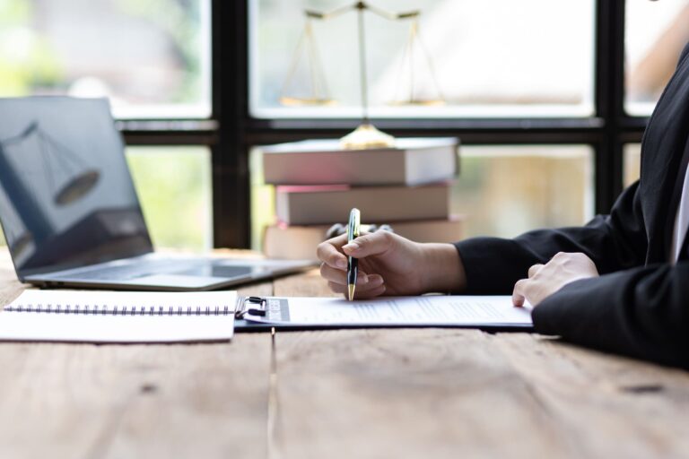 Abogada de Office Madrid especializada en Defensa y Procedimientos Tributarios trabajando en su despacho